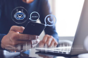 Imagem representativa através de um empresário utilizando seu celular e interagindo com os chatbots para pequenas empresas