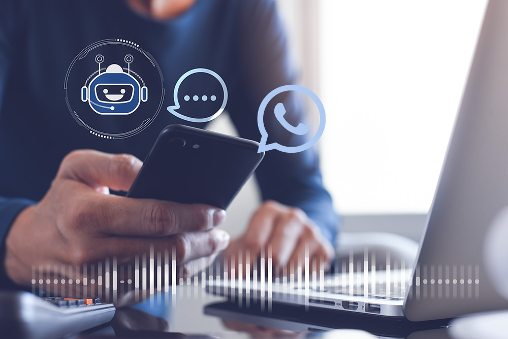 Imagem representativa através de um empresário utilizando seu celular e interagindo com os chatbots para pequenas empresas