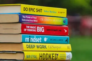 Imagem representativa com uma pilha de livros com objetivo de representar conteúdos sobre Inteligencia Artificial Livro